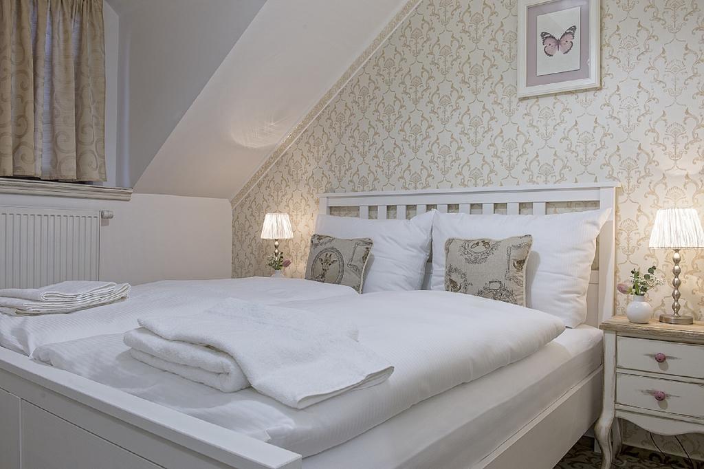 Hotel Pod Bránou Bártfa Szoba fotó